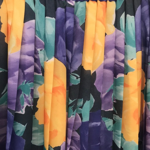 BCBG Fresh & Floral Skirt & Top Set! - Picture 2 of 10